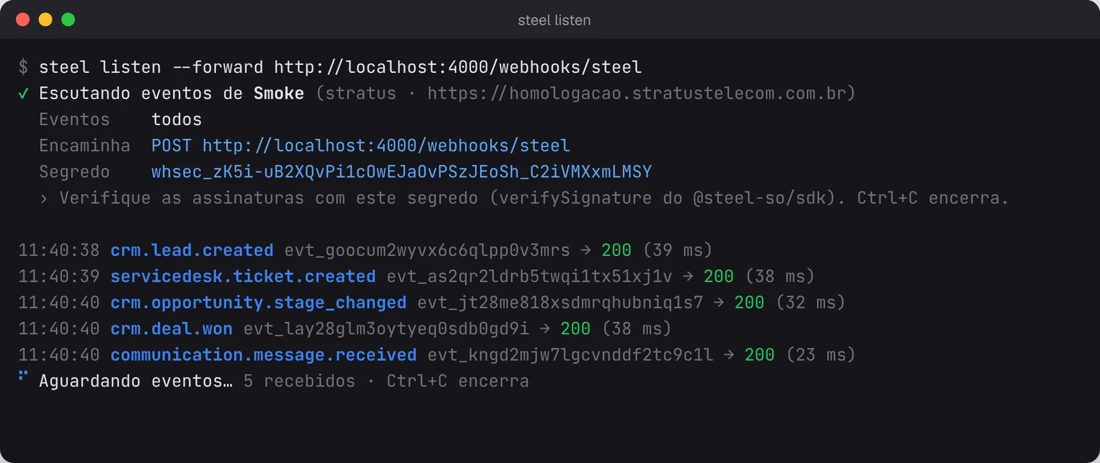 Terminal com o steel listen recebendo eventos de webhook ao vivo e repassando para o app local, com o código HTTP e o tempo de resposta de cada um