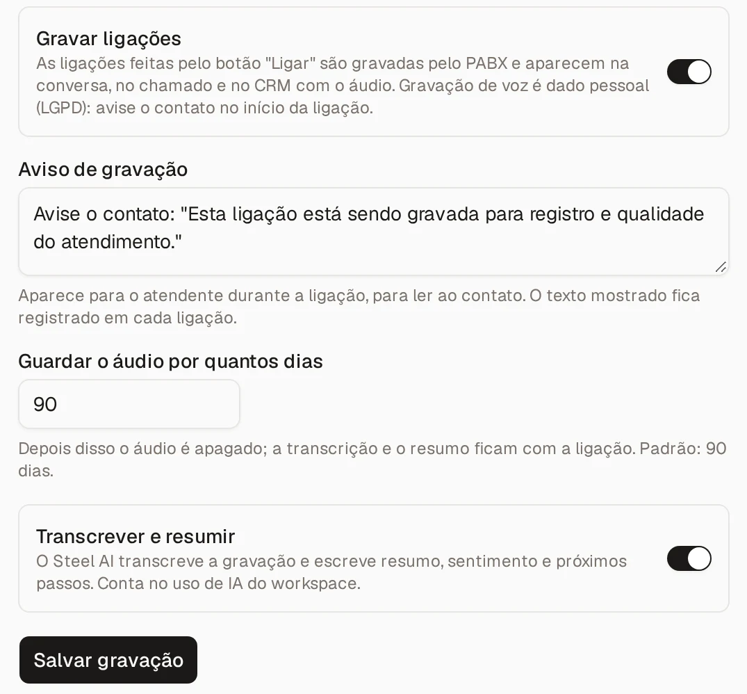 Configurações do WhatsApp com Gravar ligações ligado, o aviso de gravação, os dias de guarda do áudio e a opção Transcrever e resumir